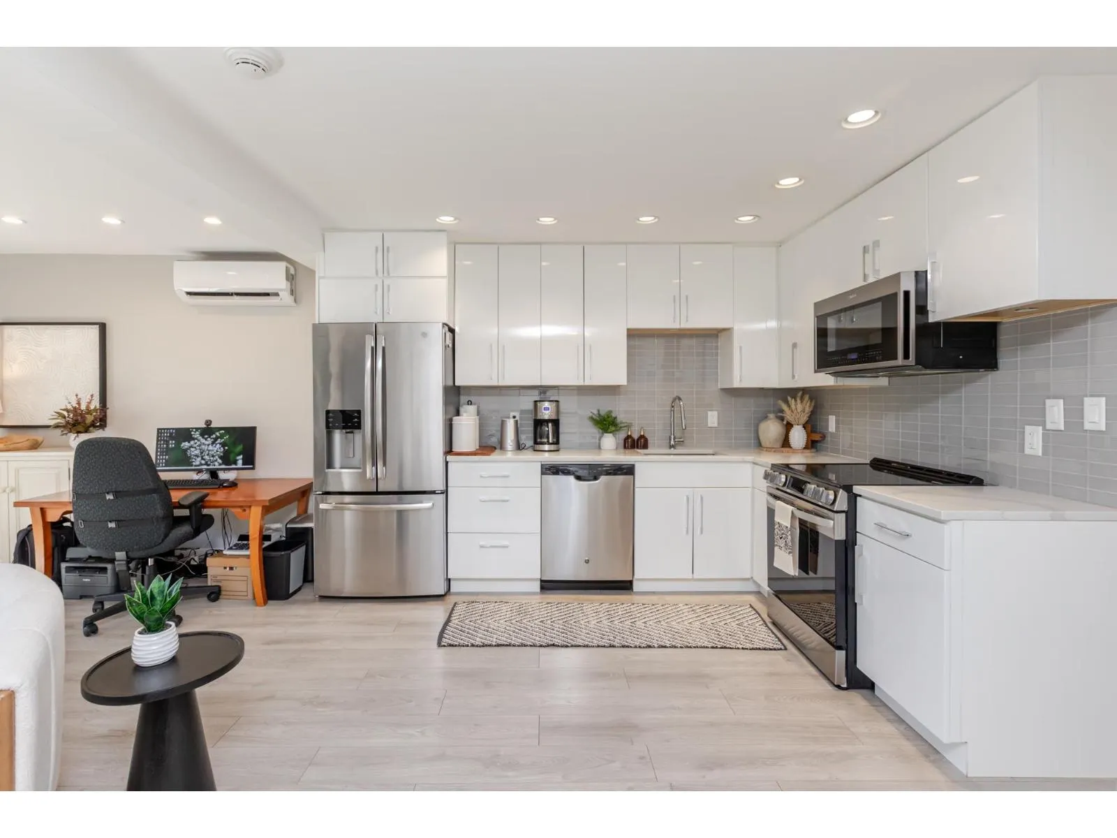 3 15989 MARINE DRIVE
