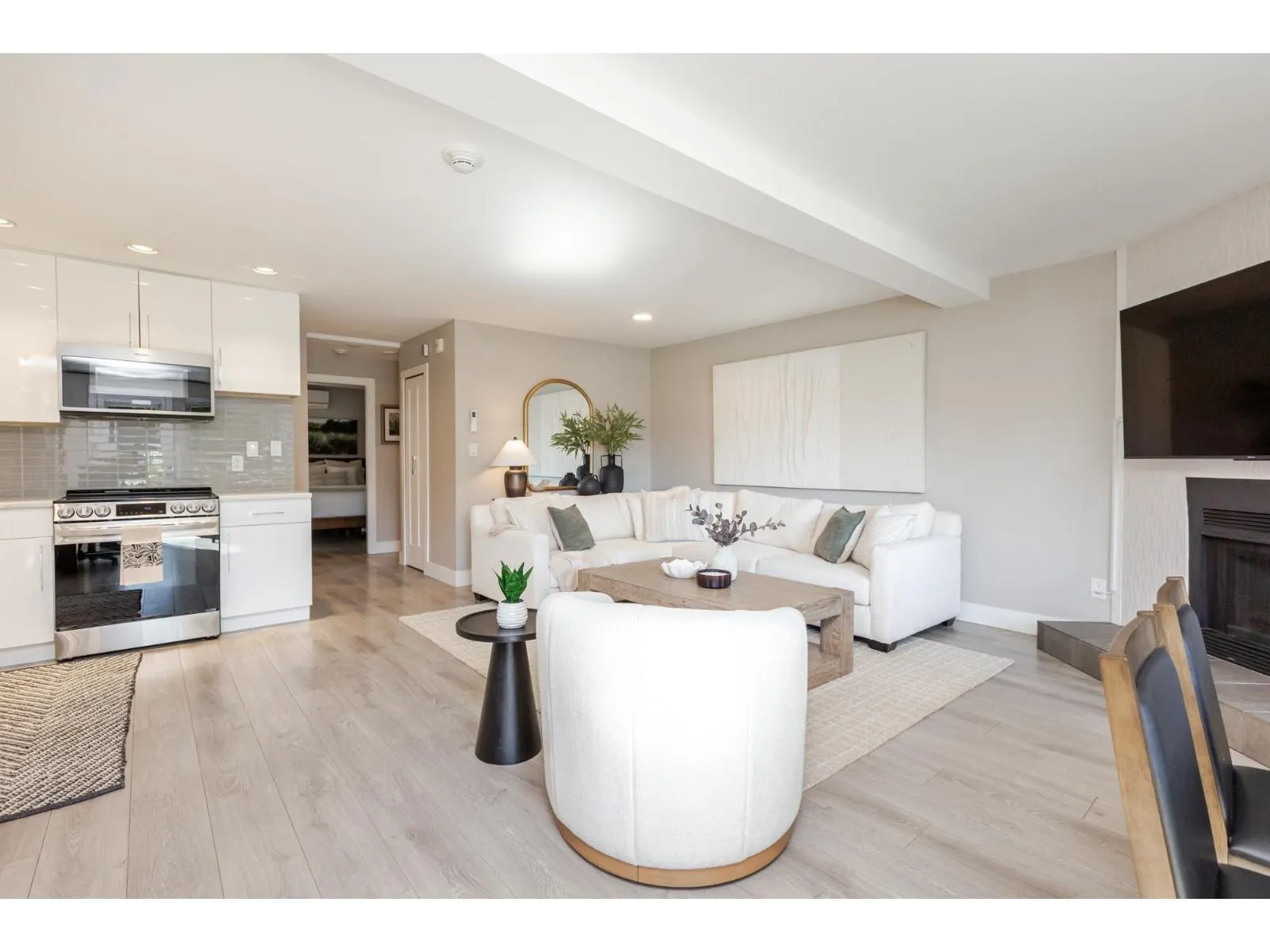3 15989 MARINE DRIVE