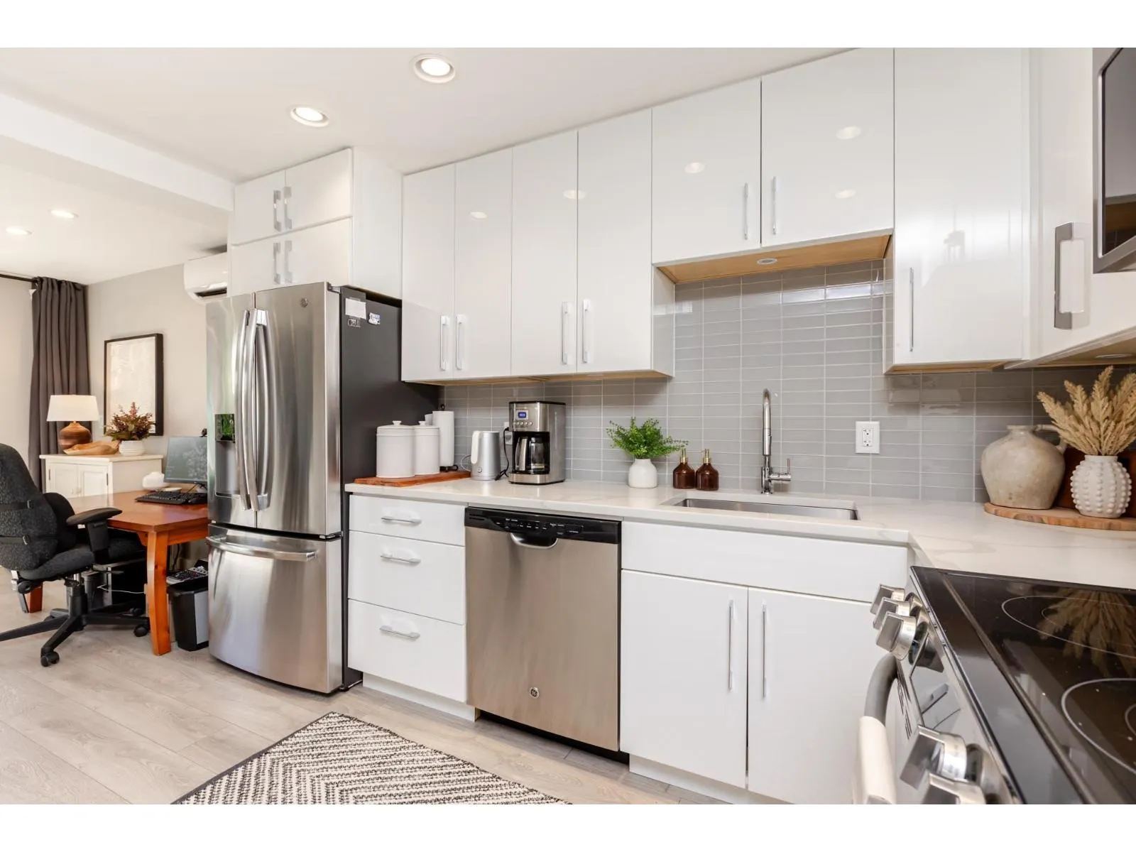 3 15989 MARINE DRIVE