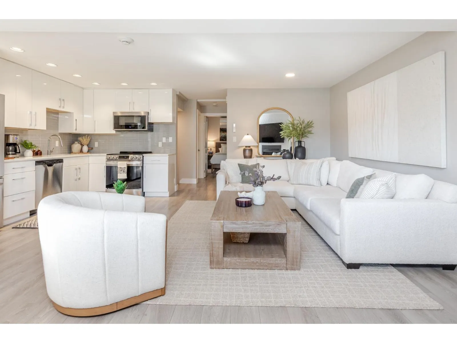 3 15989 MARINE DRIVE