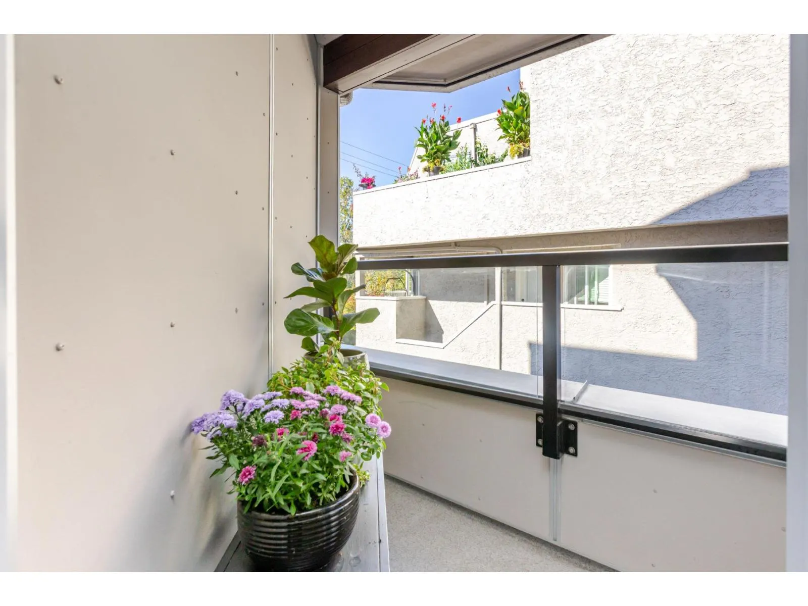 3 15989 MARINE DRIVE