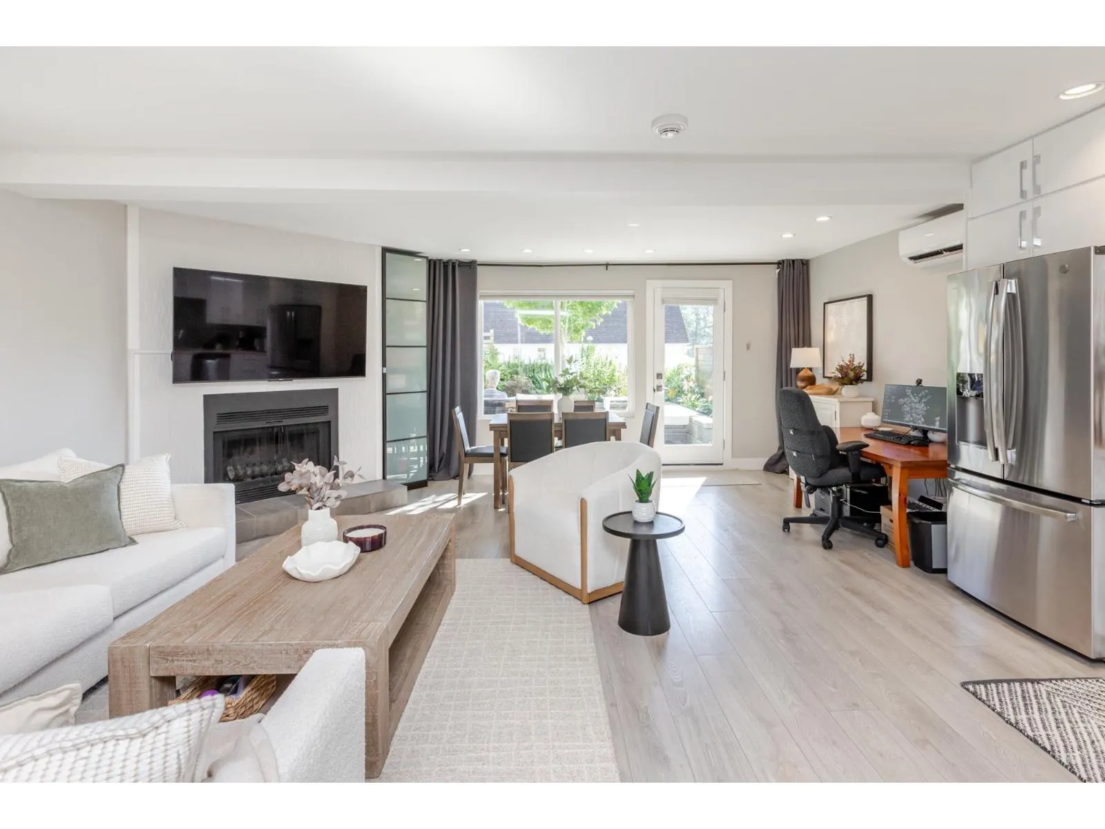3 15989 MARINE DRIVE