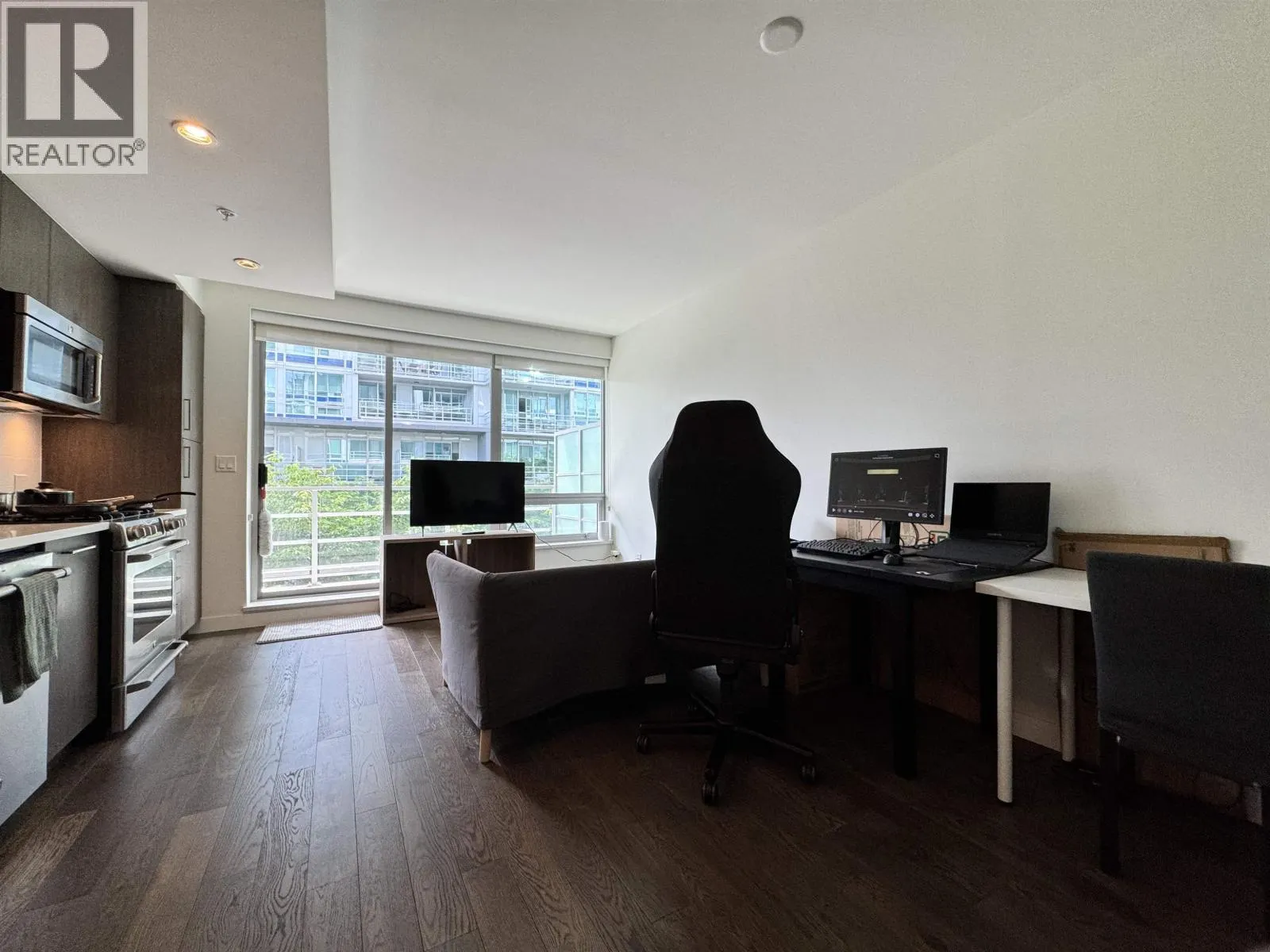 210 9060 UNIVERSITY CRESCENT