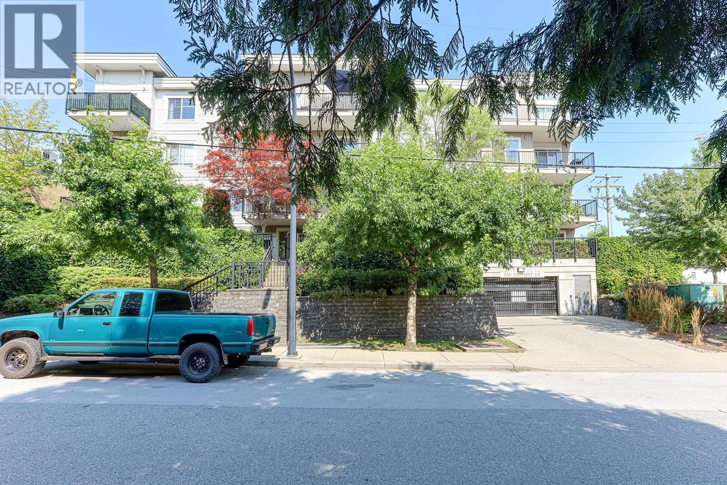 307 22290 NORTH AVENUE
