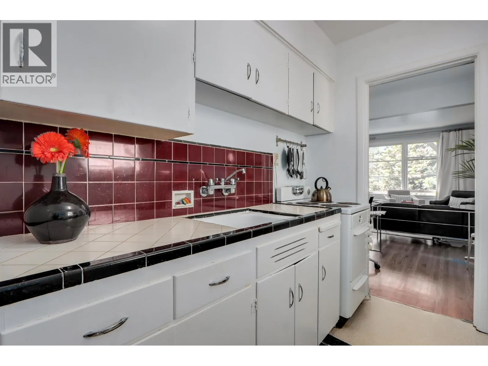 303 1565 BURNABY STREET