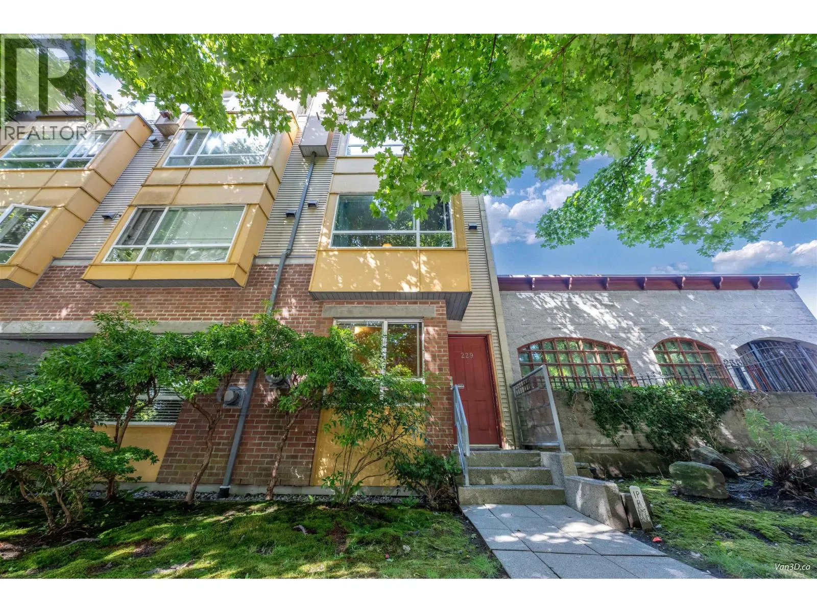229 E 11TH AVENUE