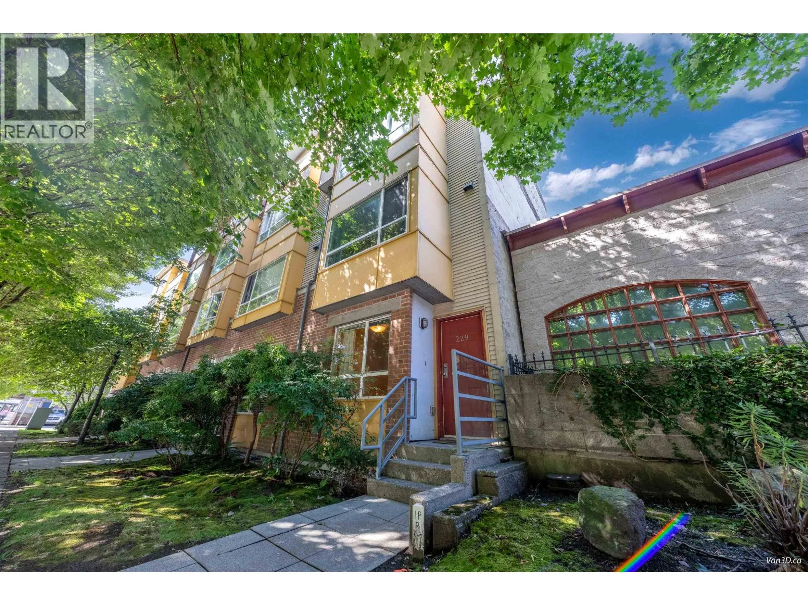 229 E 11TH AVENUE