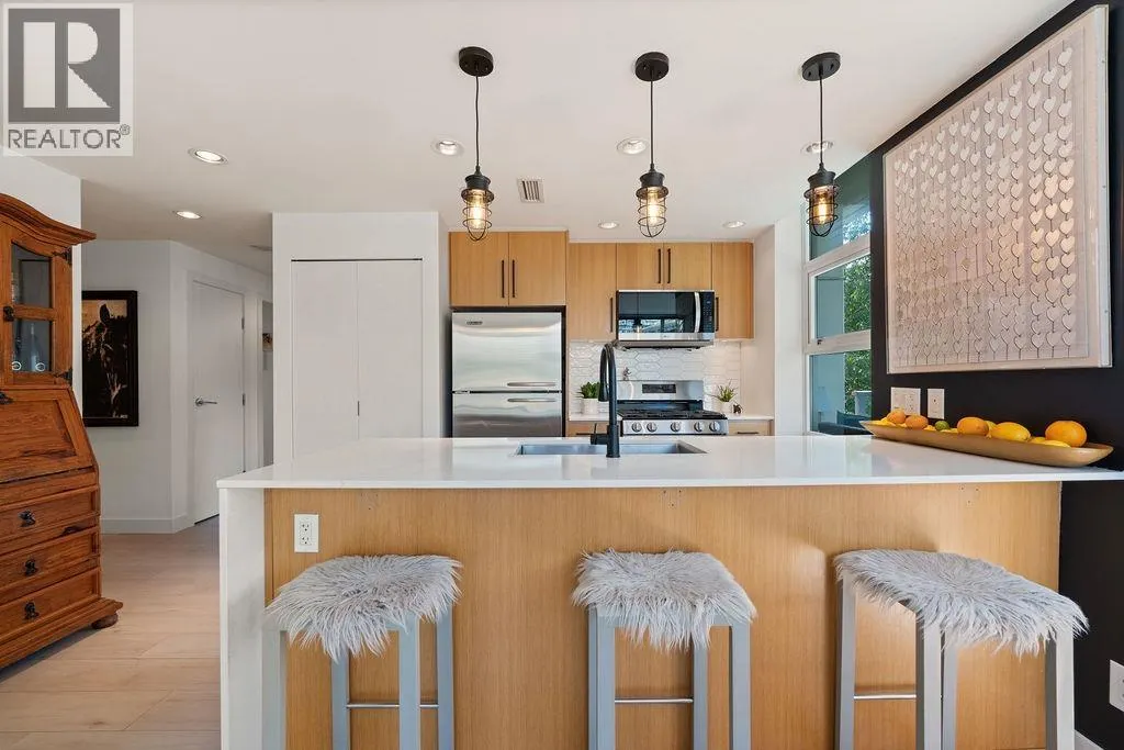 305 638 BEACH CRESCENT