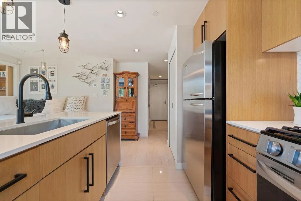 305 638 BEACH CRESCENT