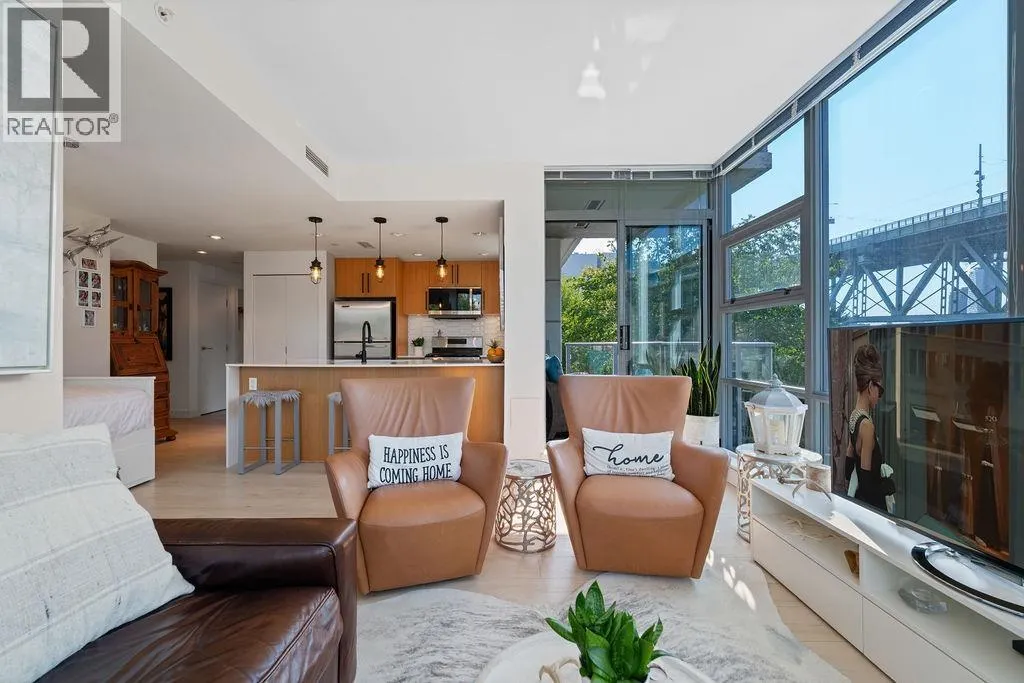 305 638 BEACH CRESCENT