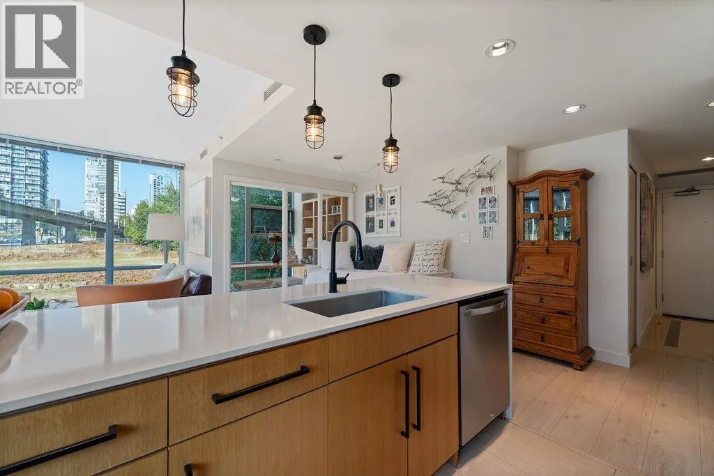 305 638 BEACH CRESCENT