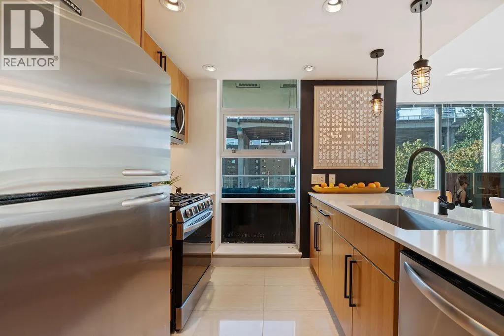 305 638 BEACH CRESCENT