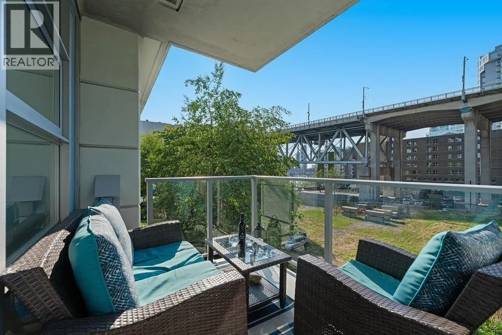 305 638 BEACH CRESCENT