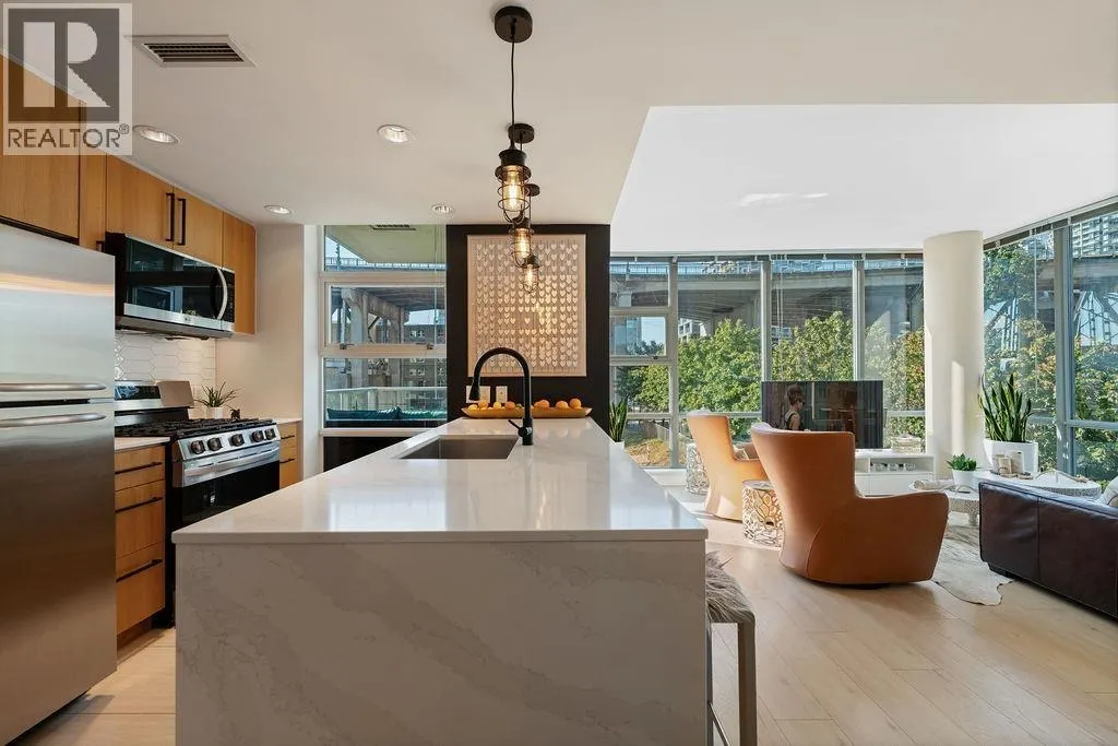 305 638 BEACH CRESCENT