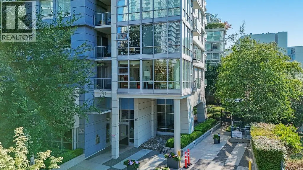 305 638 BEACH CRESCENT