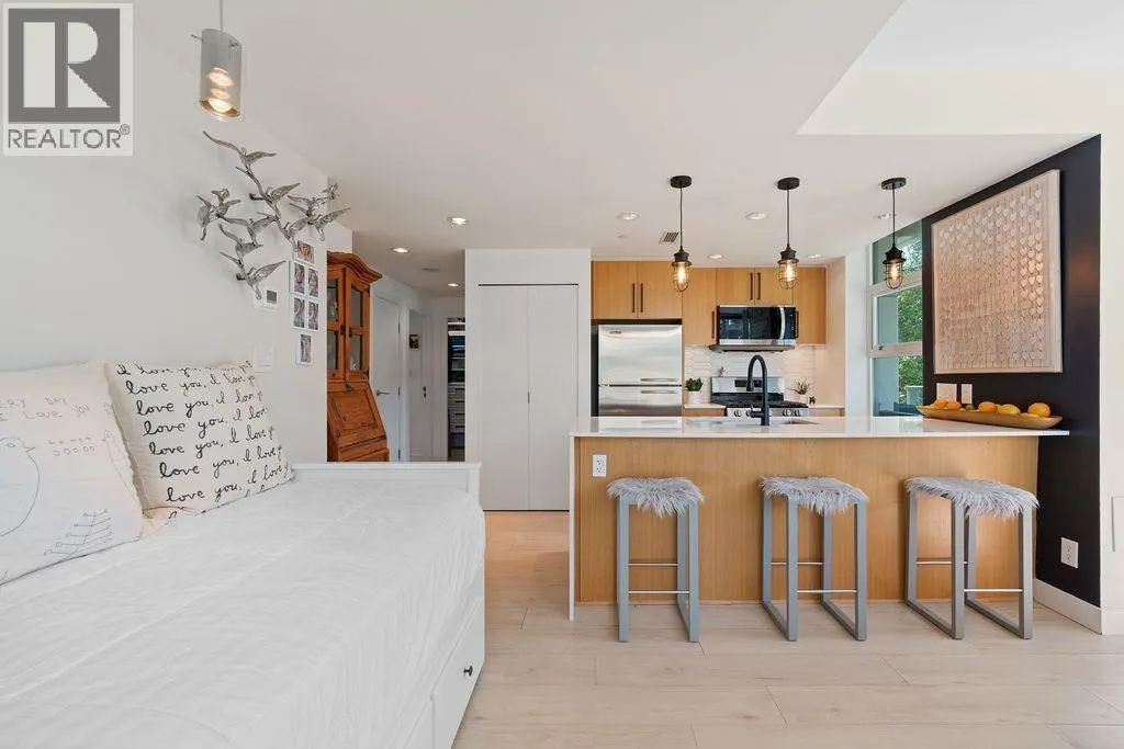 305 638 BEACH CRESCENT