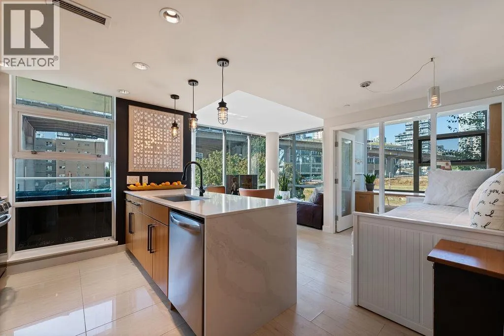305 638 BEACH CRESCENT
