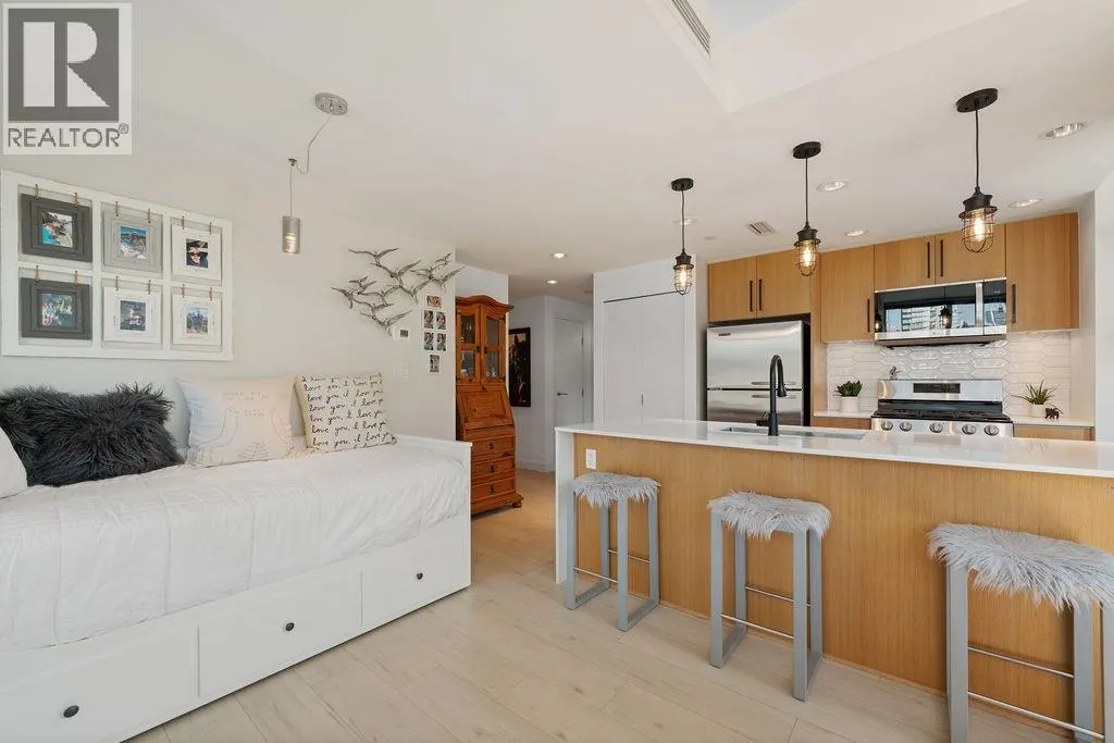 305 638 BEACH CRESCENT