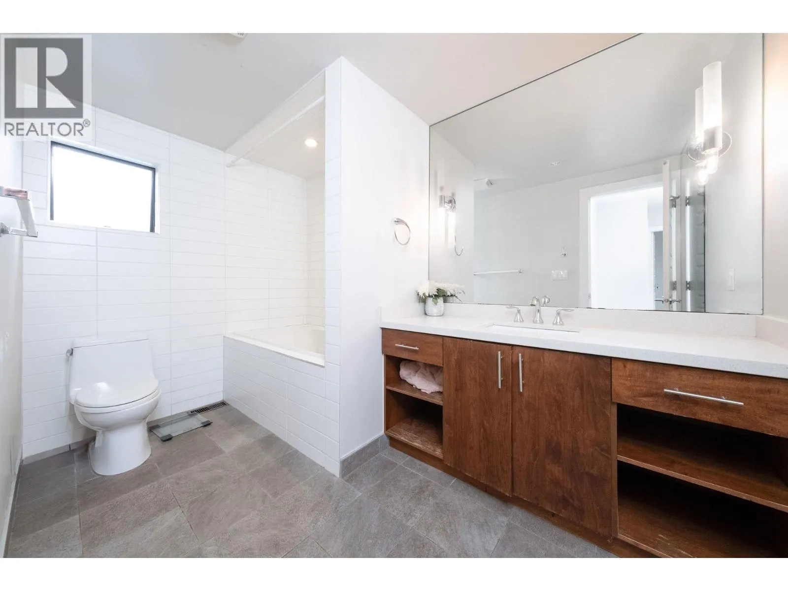2889 CAPILANO ROAD