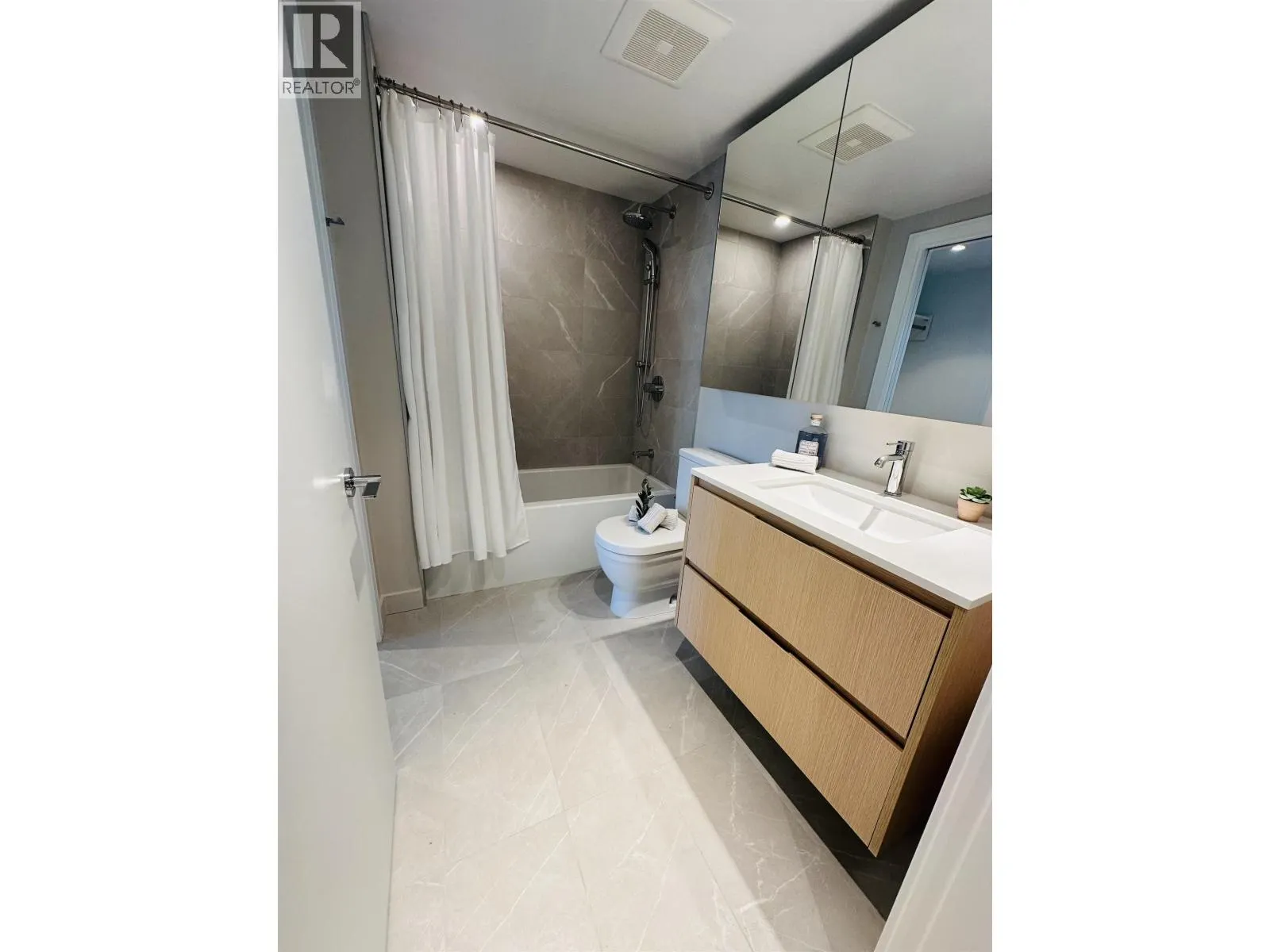 18** 1500 FERN STREET
