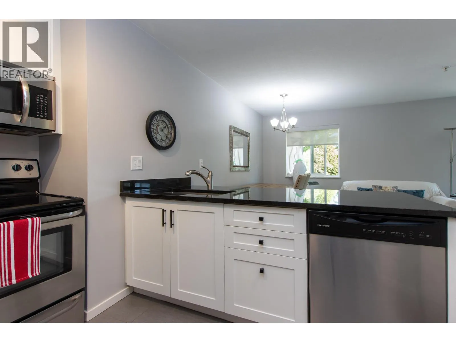 C211 40140 WILLOW CRESCENT