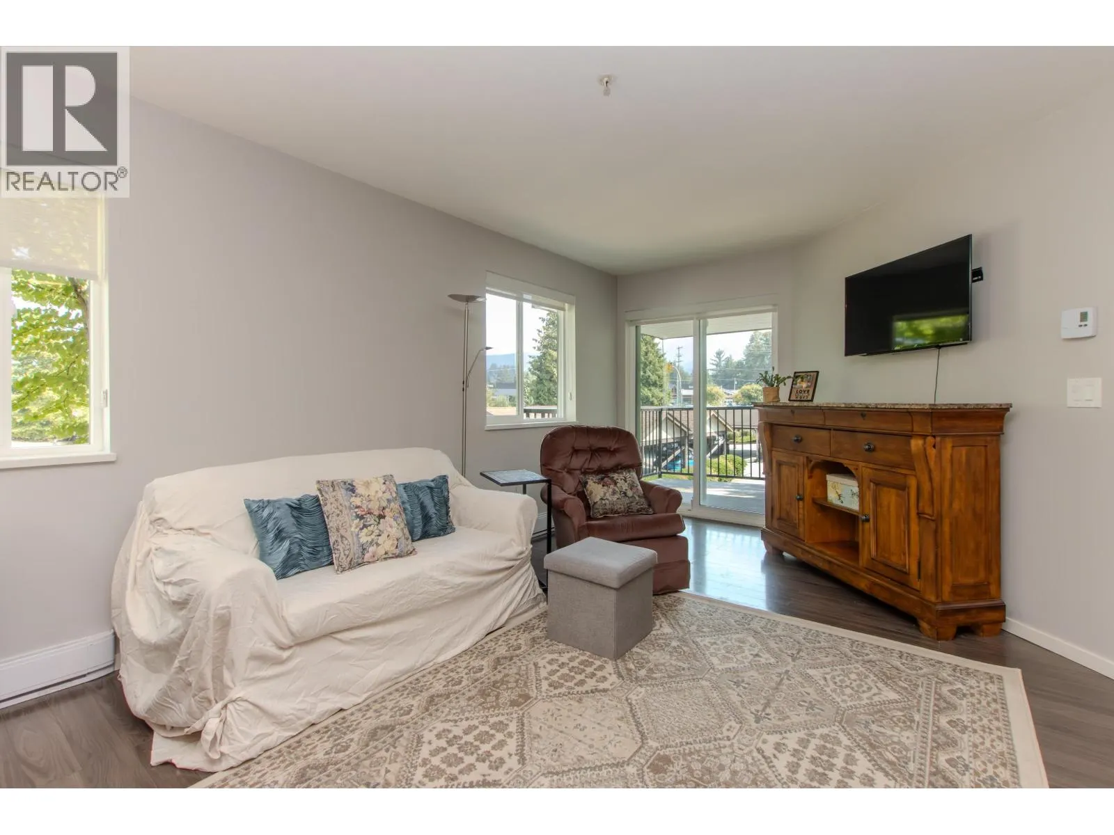 C211 40140 WILLOW CRESCENT