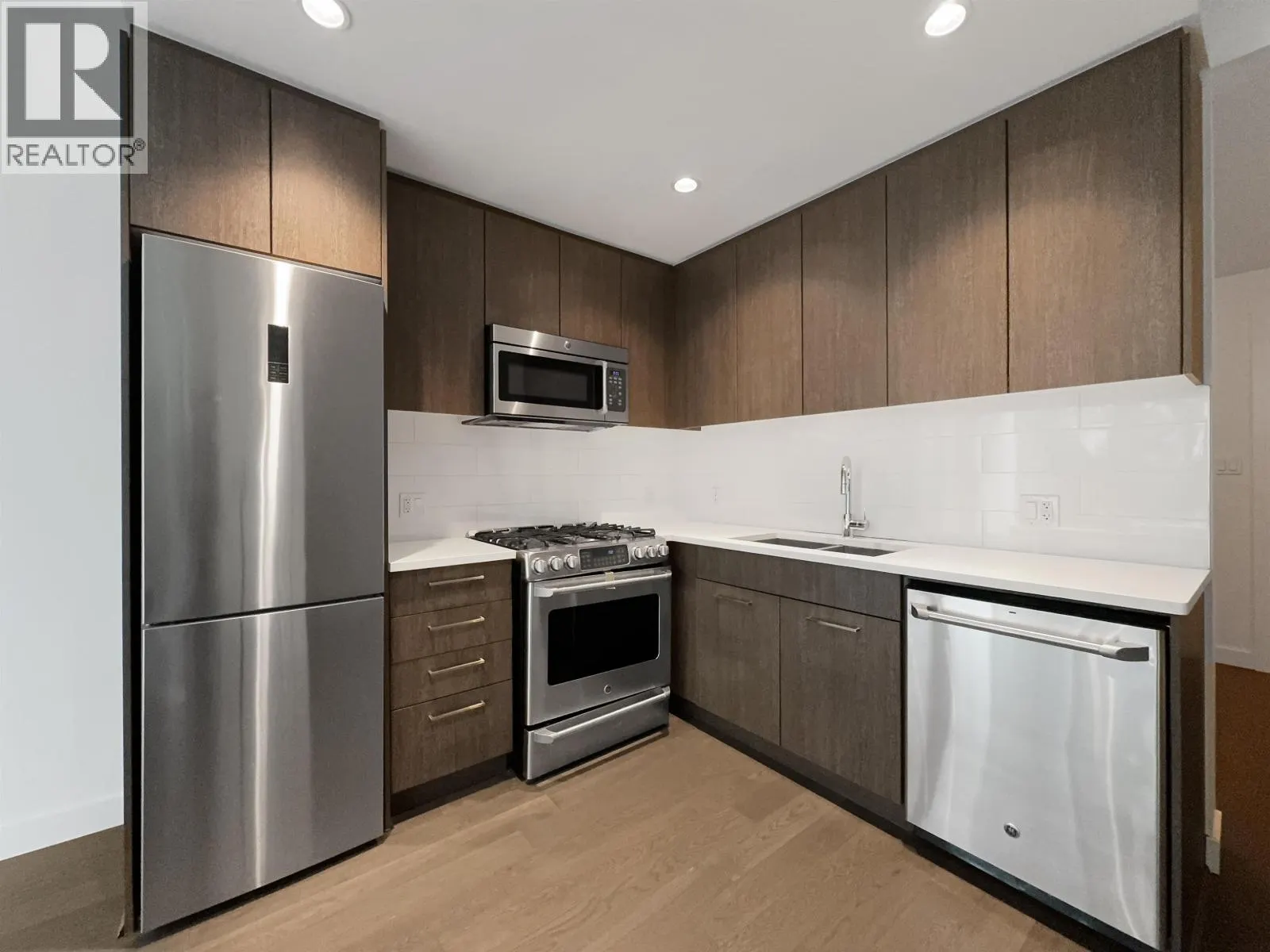 5xx 9060 UNIVERSITY CRESCENT