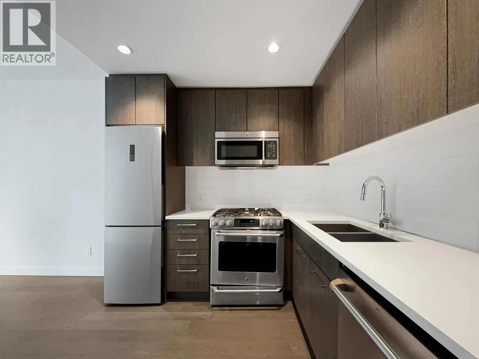 5xx 9060 UNIVERSITY CRESCENT