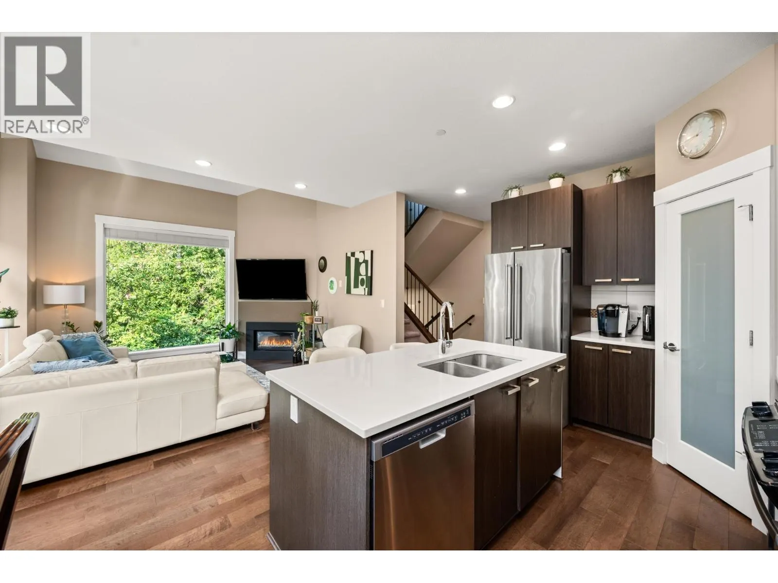 9 23709 111A AVENUE