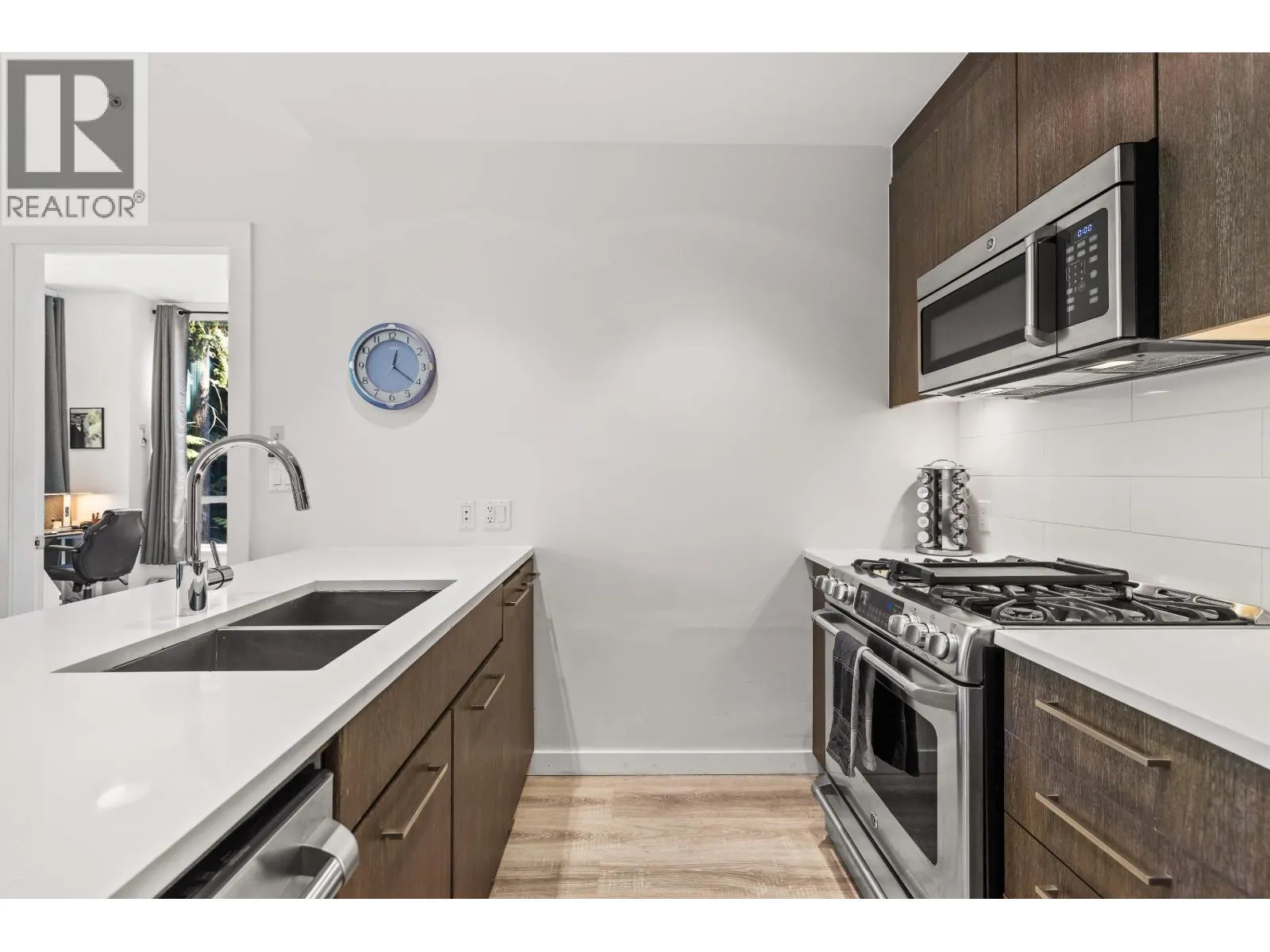 006 9060 UNIVERSITY CRESCENT