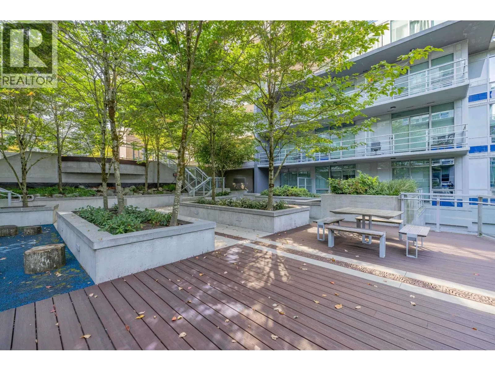 006 9060 UNIVERSITY CRESCENT