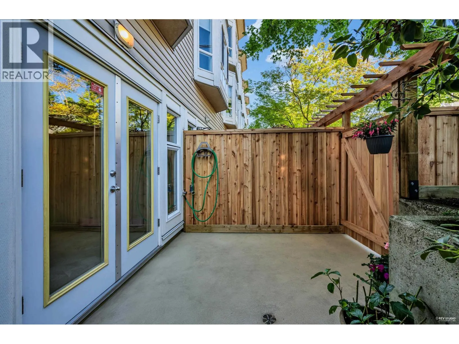 211 2545 W BROADWAY