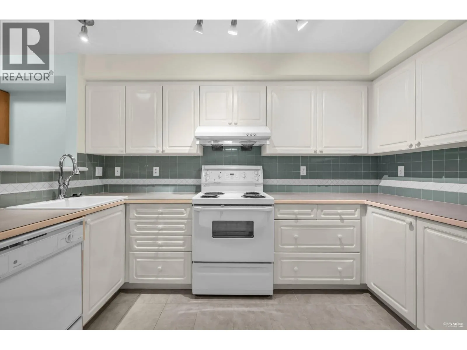 211 2545 W BROADWAY