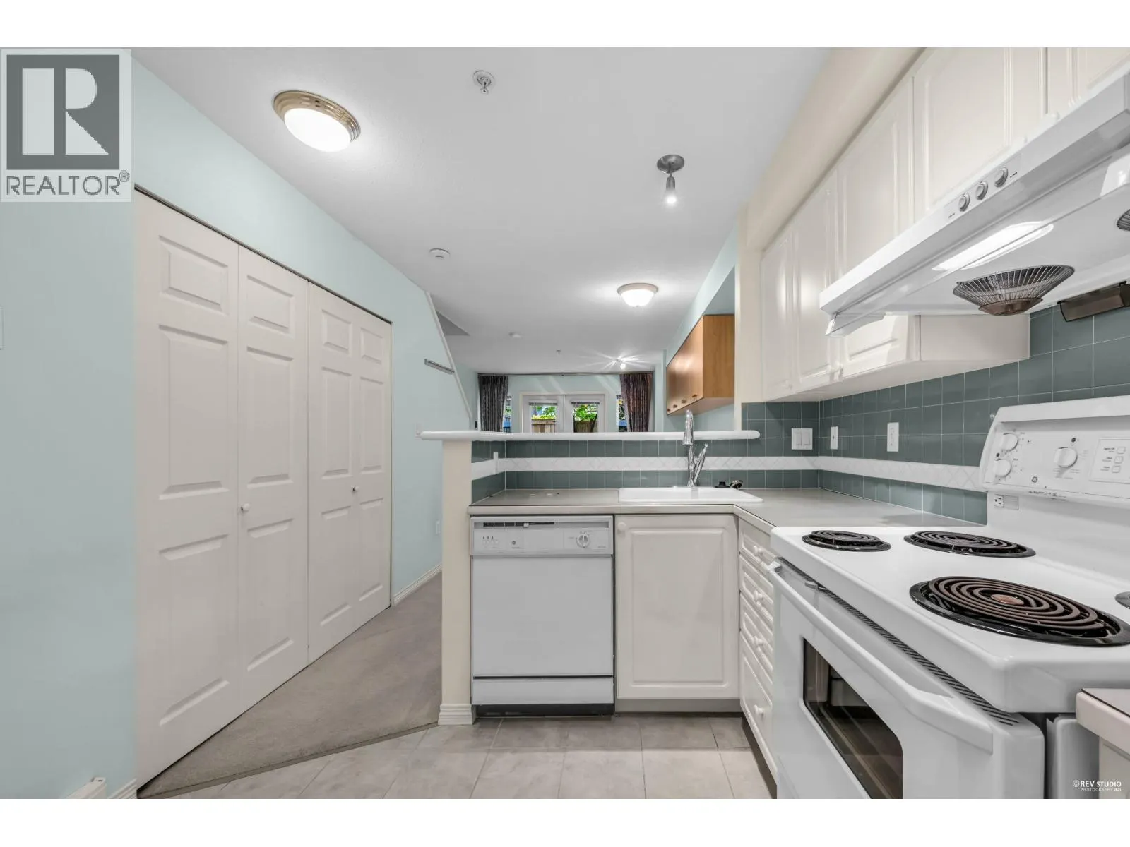 211 2545 W BROADWAY
