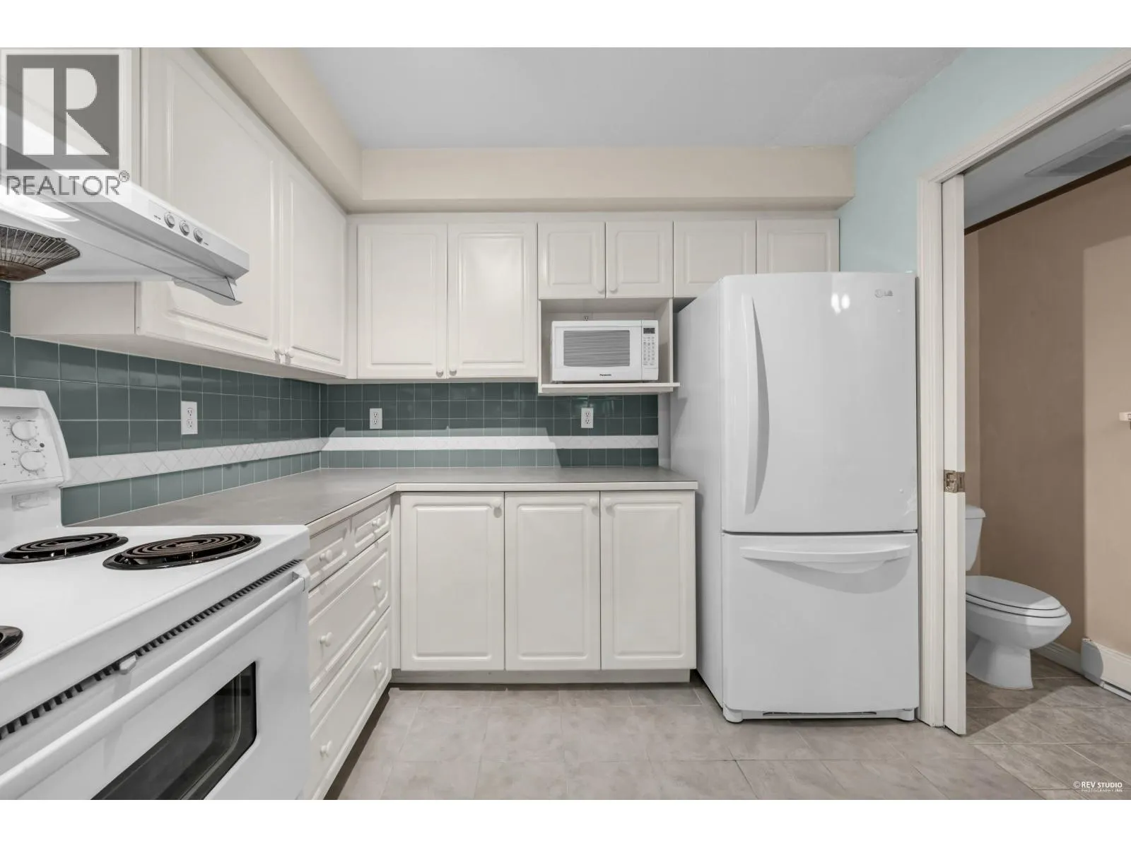211 2545 W BROADWAY