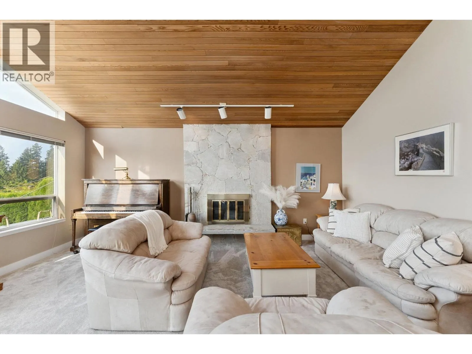 1084 CHAMBERLAIN DRIVE