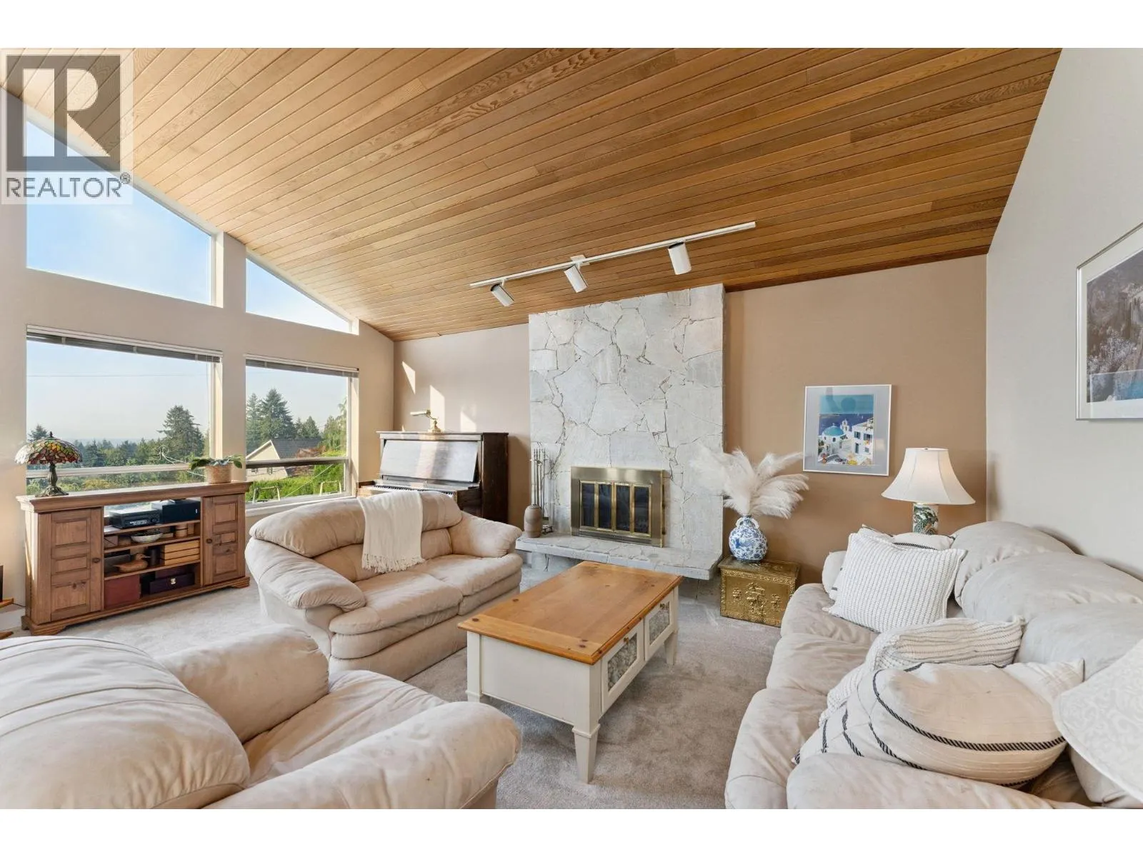1084 CHAMBERLAIN DRIVE