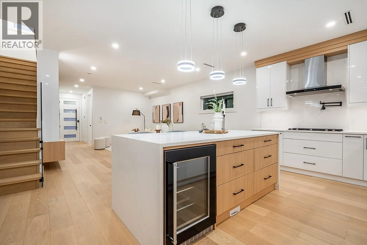 3859 TRIUMPH STREET