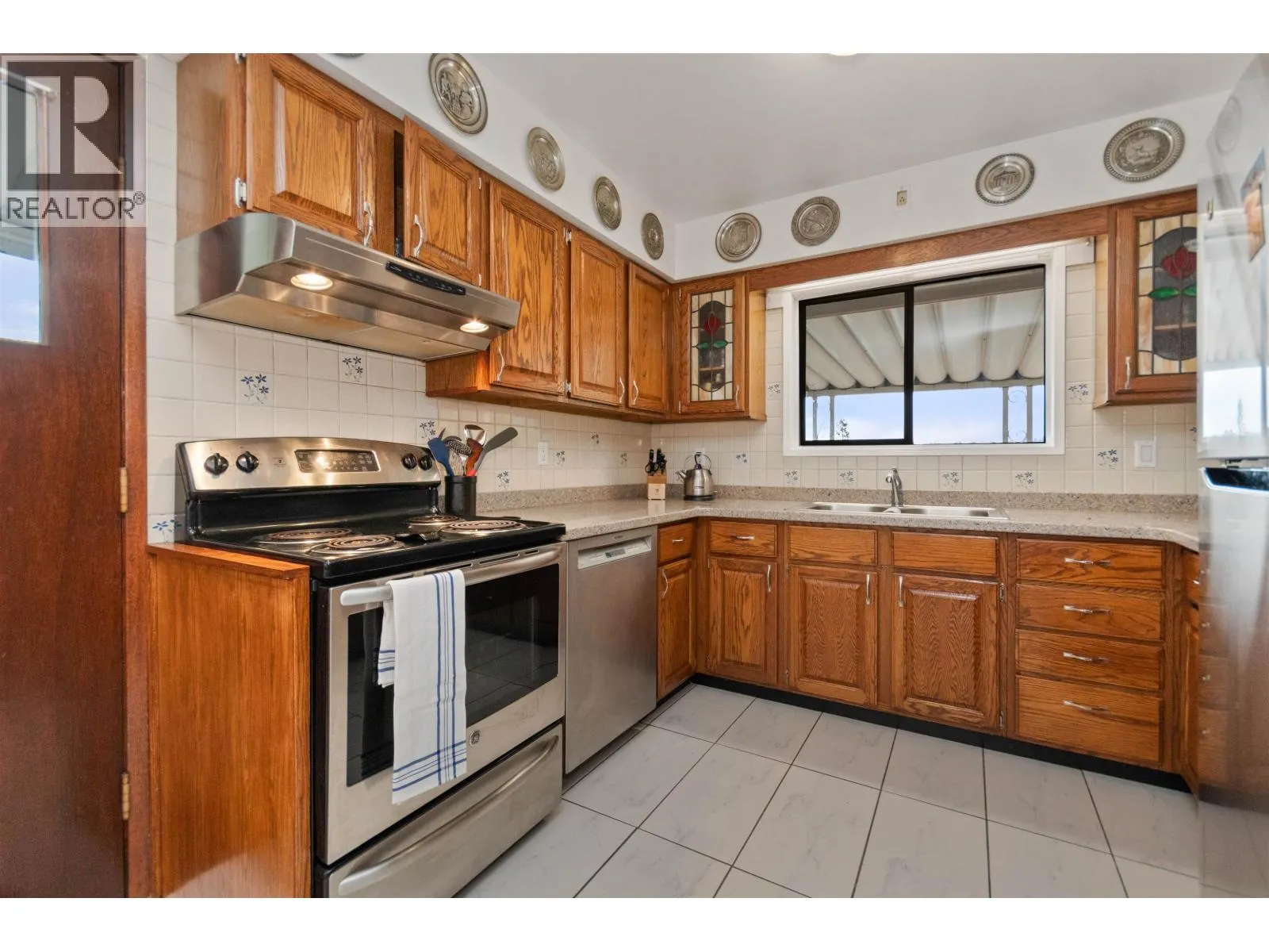 3772 DOLLARTON HIGHWAY