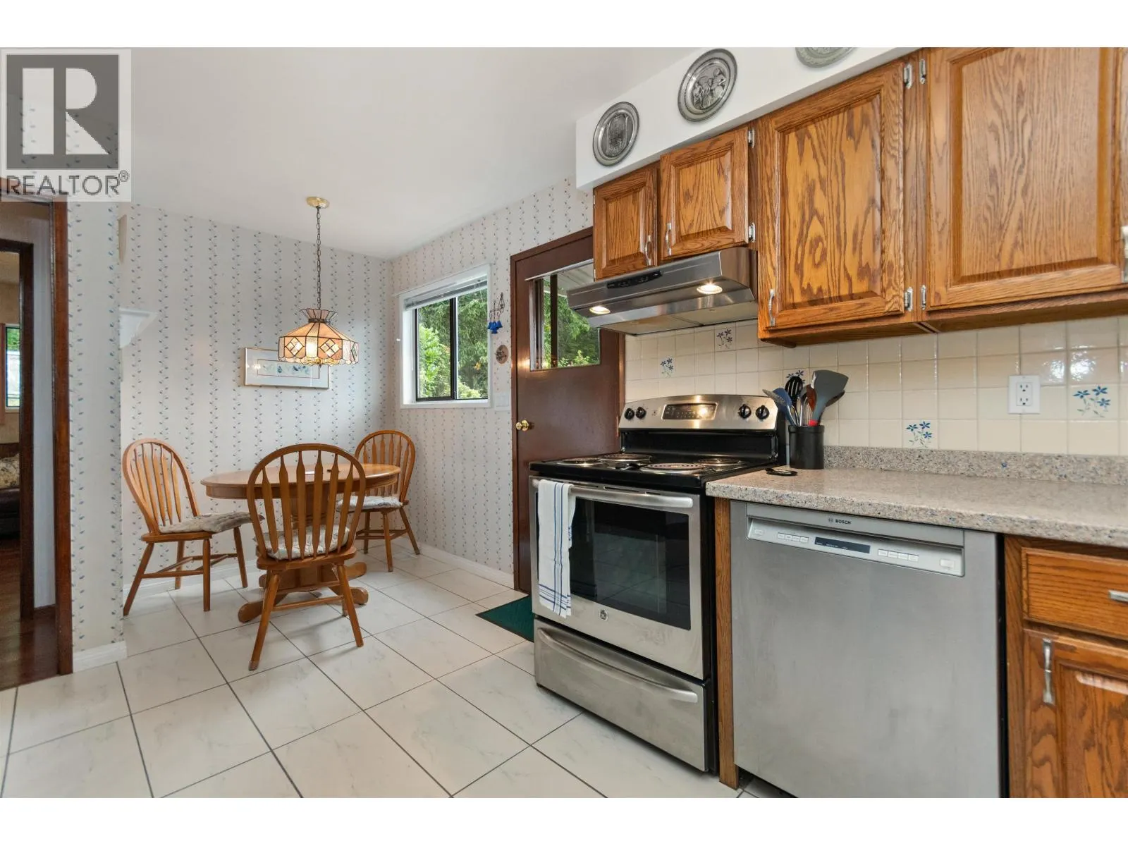 3772 DOLLARTON HIGHWAY