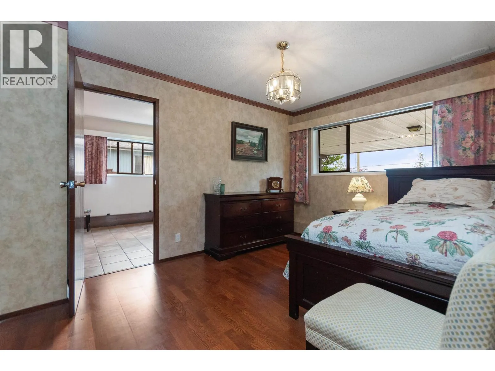 3772 DOLLARTON HIGHWAY