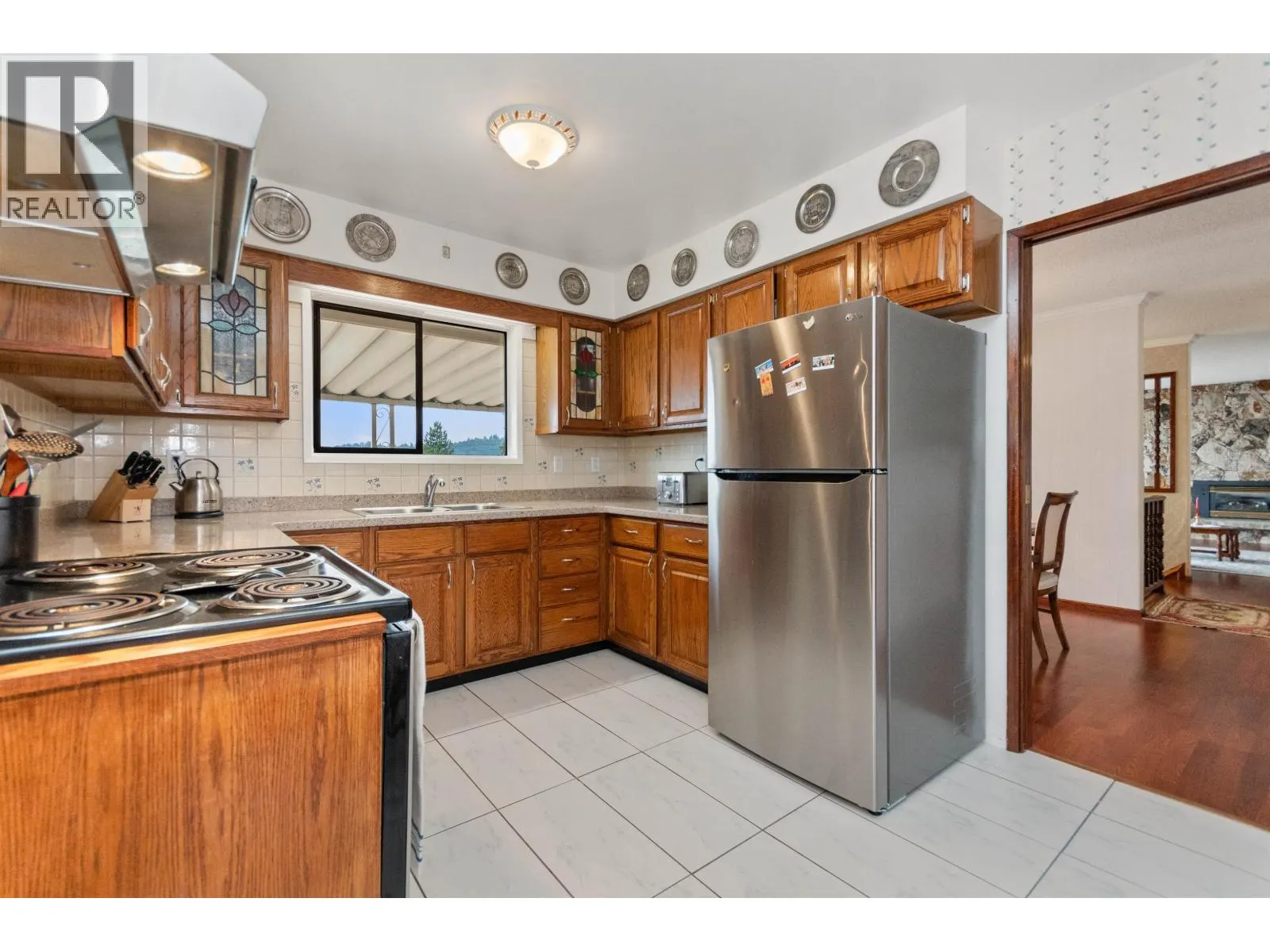 3772 DOLLARTON HIGHWAY