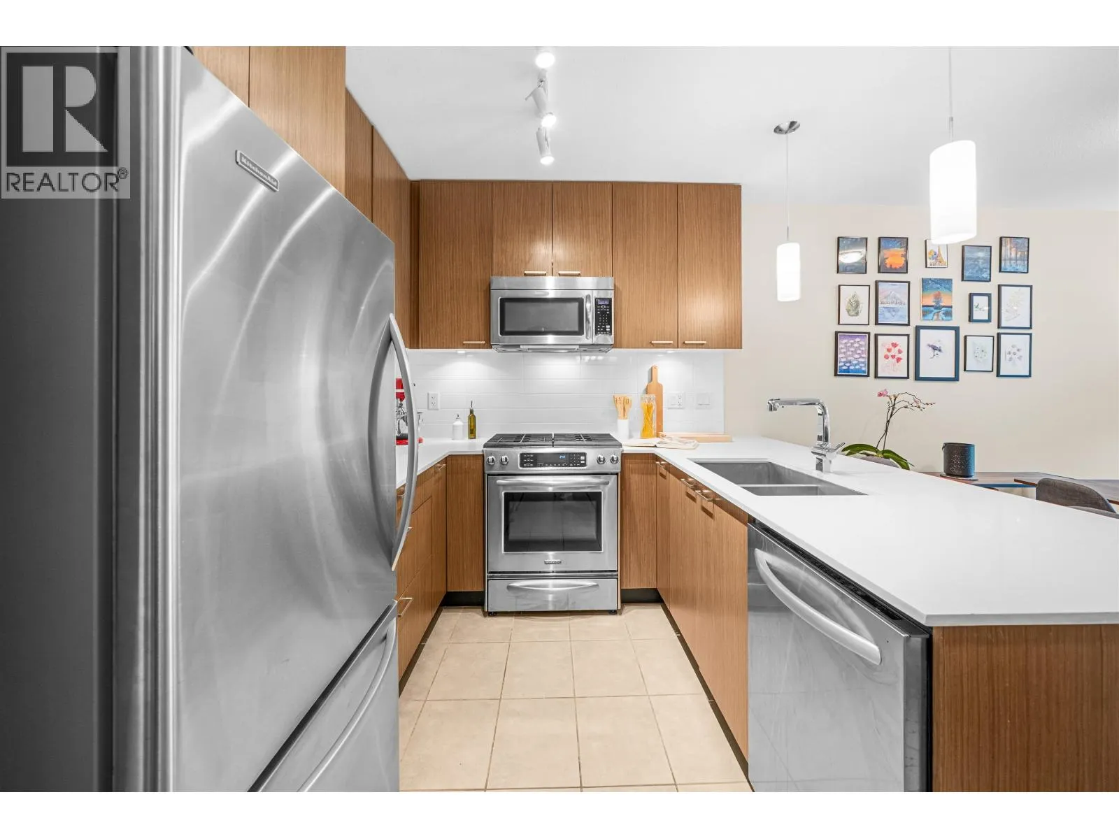 215 1330 MARINE DRIVE