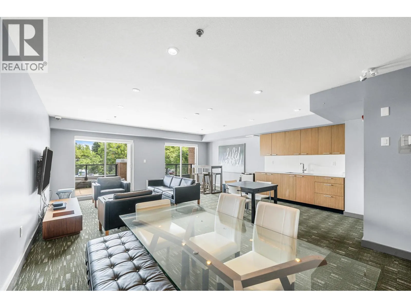 215 1330 MARINE DRIVE