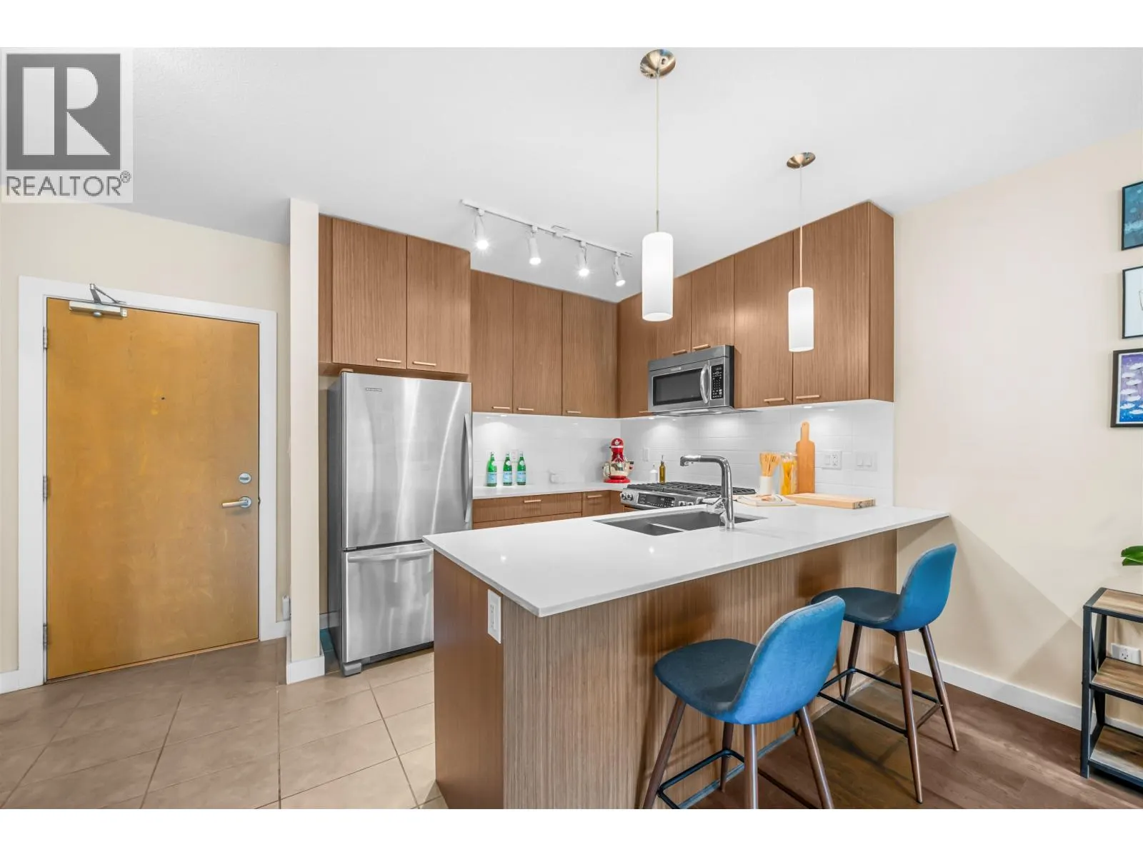 215 1330 MARINE DRIVE