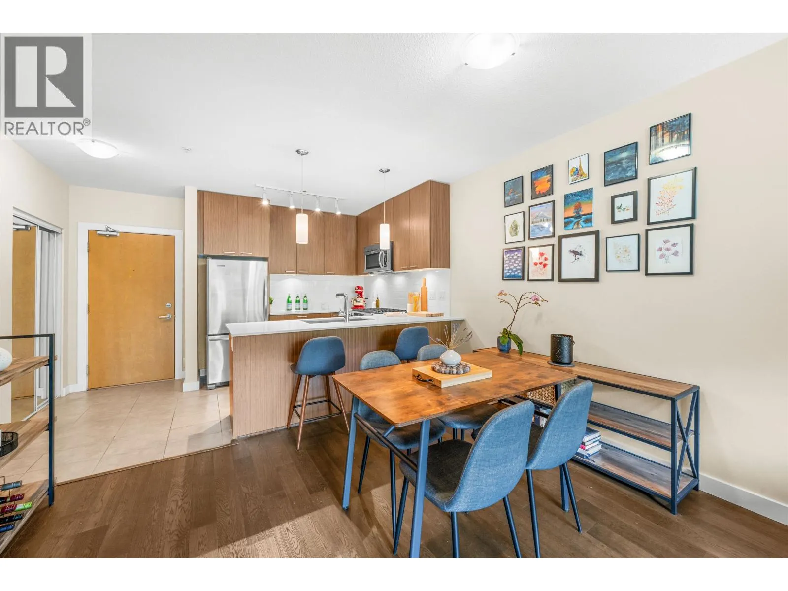 215 1330 MARINE DRIVE