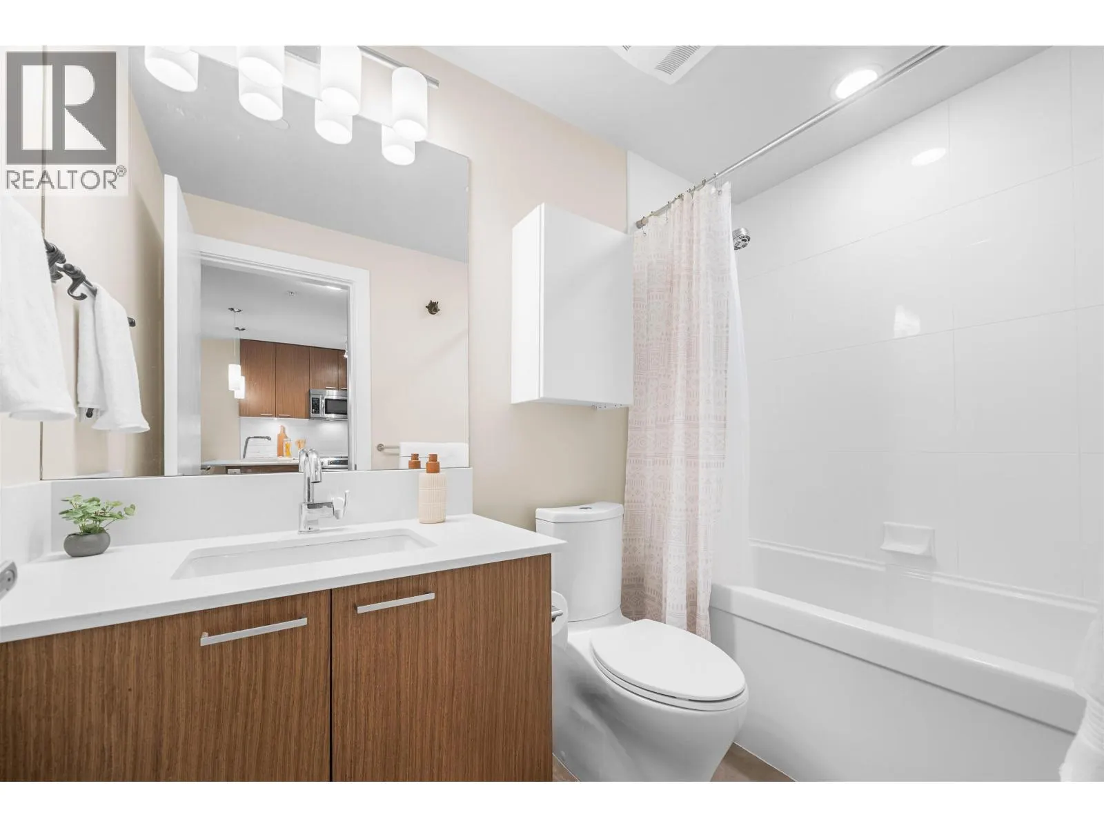 215 1330 MARINE DRIVE