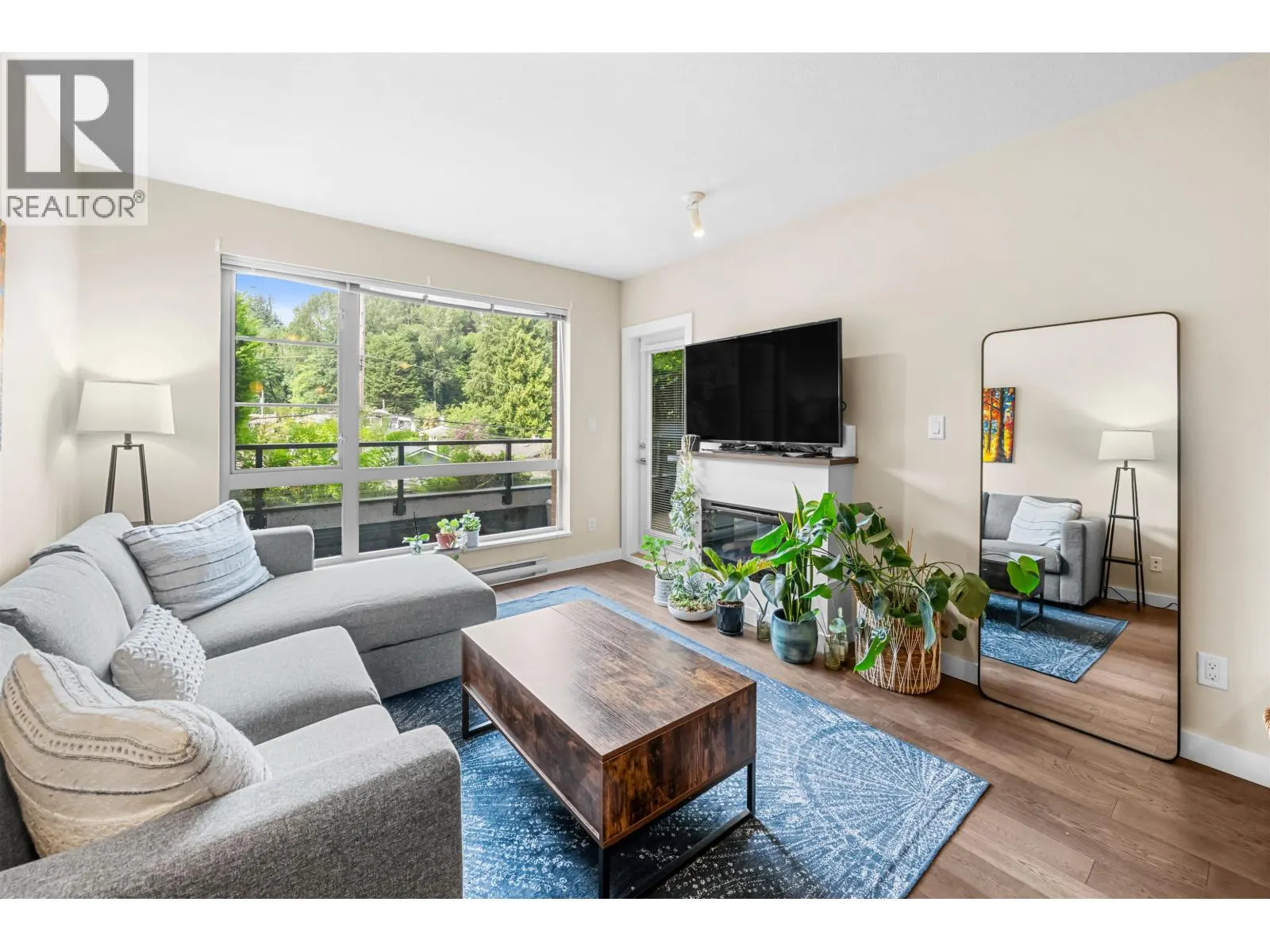 215 1330 MARINE DRIVE