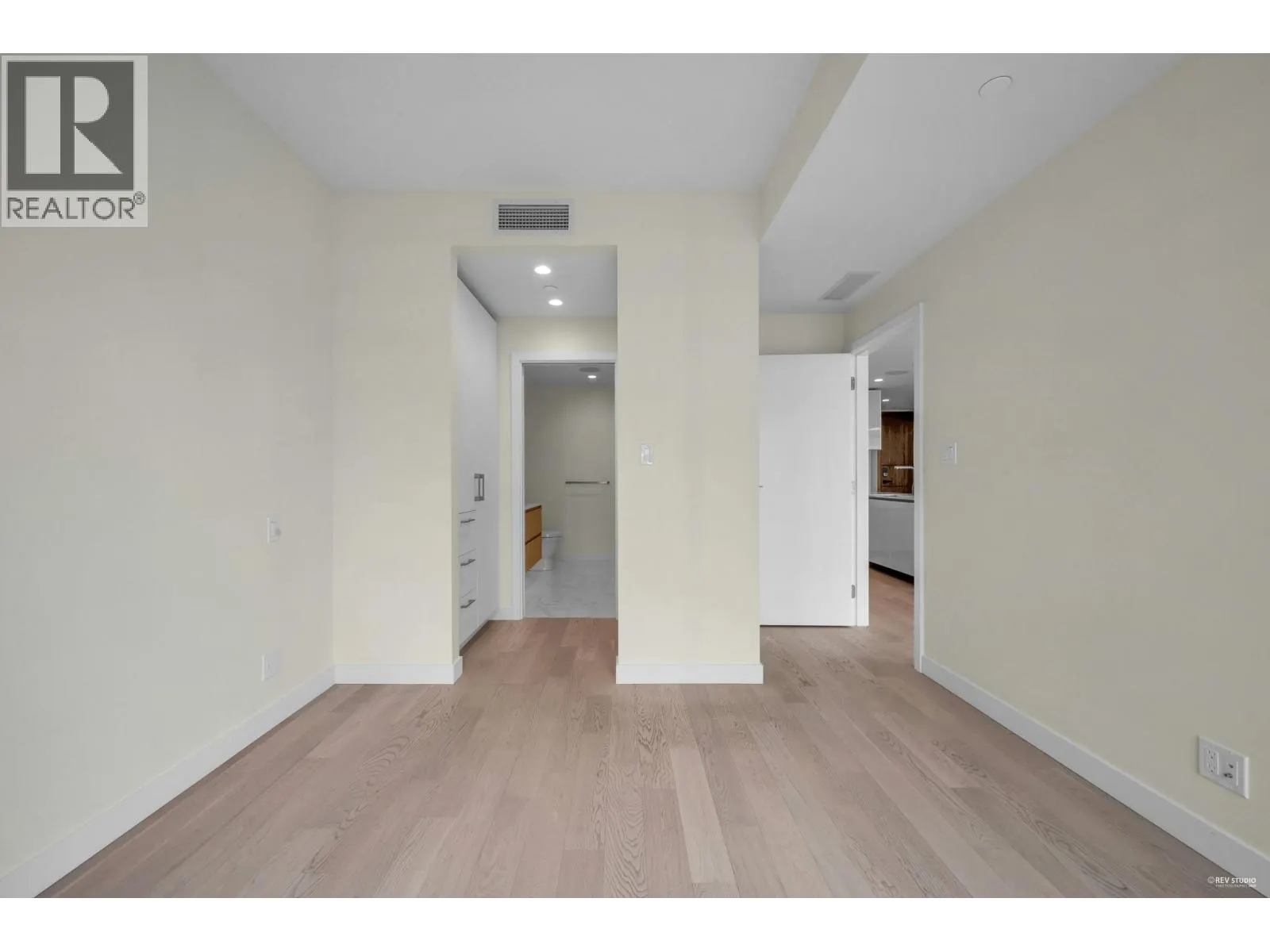 707 6811 PEARSON WAY