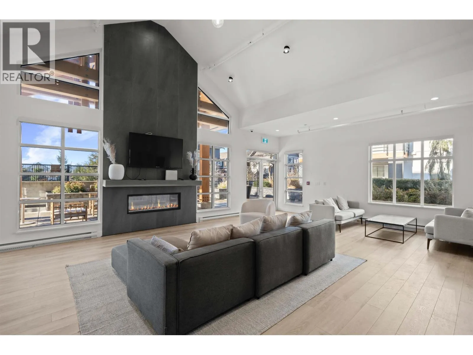 211 1792 STARLING DRIVE